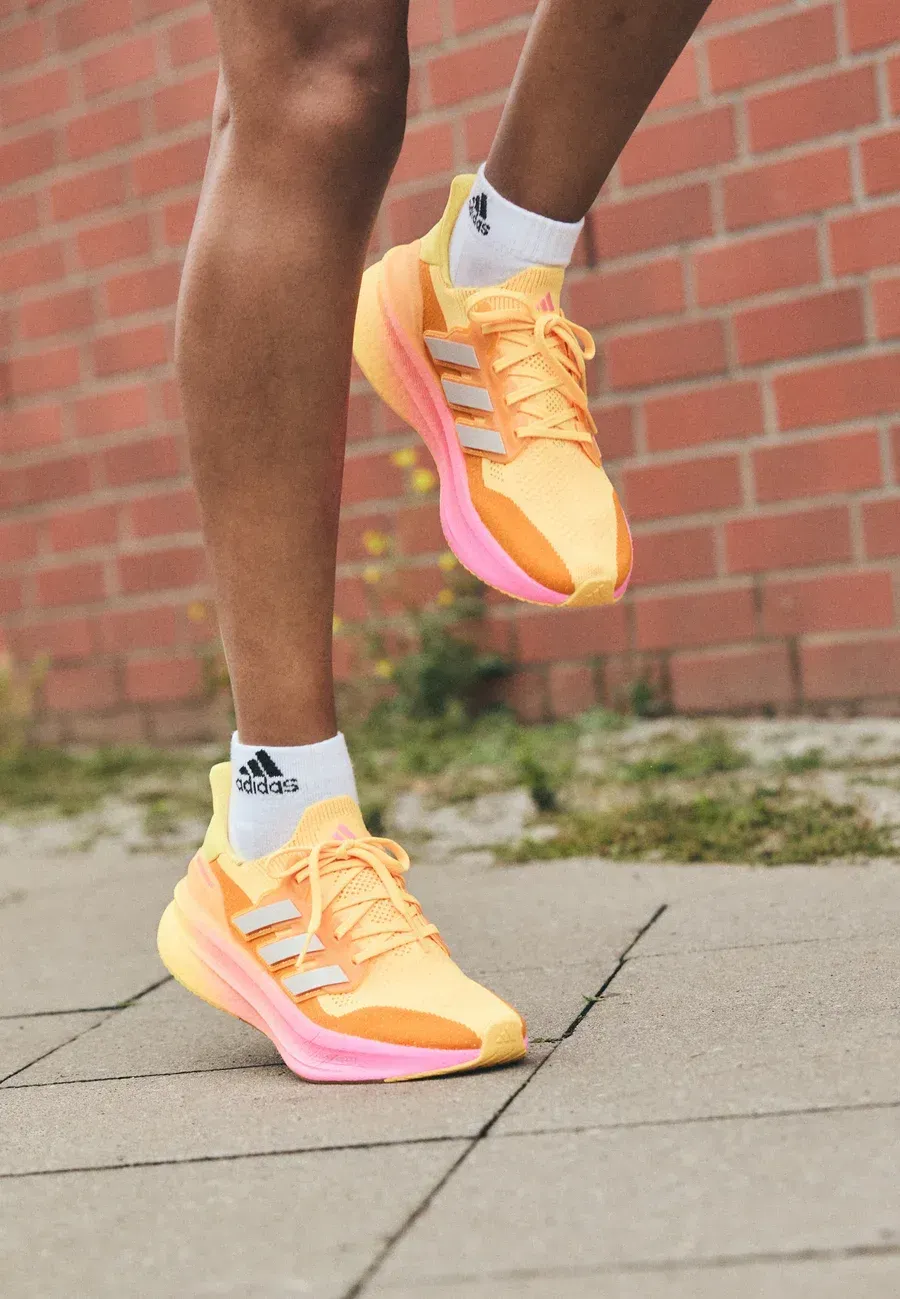 Фото № 2 с приближением к товару «‎ULTRABOOST 5»