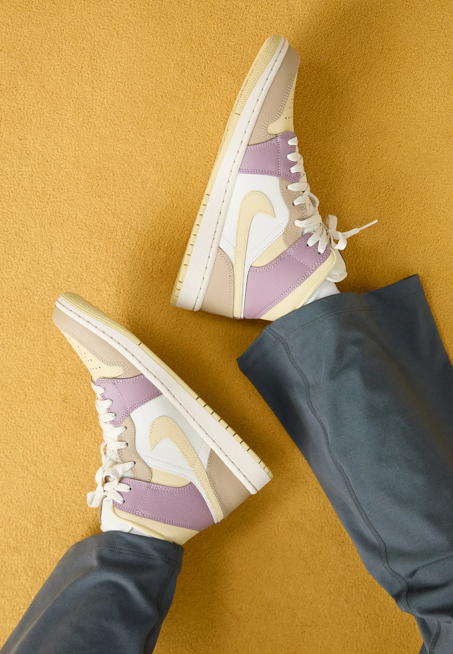 Фото № 2 с приближением к товару «‎AIR JORDAN 1 MID»
