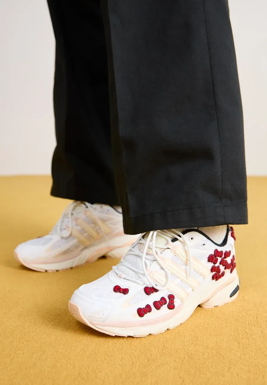 Фото № 2 с приближением к товару «‎ADISTAR CUSHION x HELLO KITTY W»