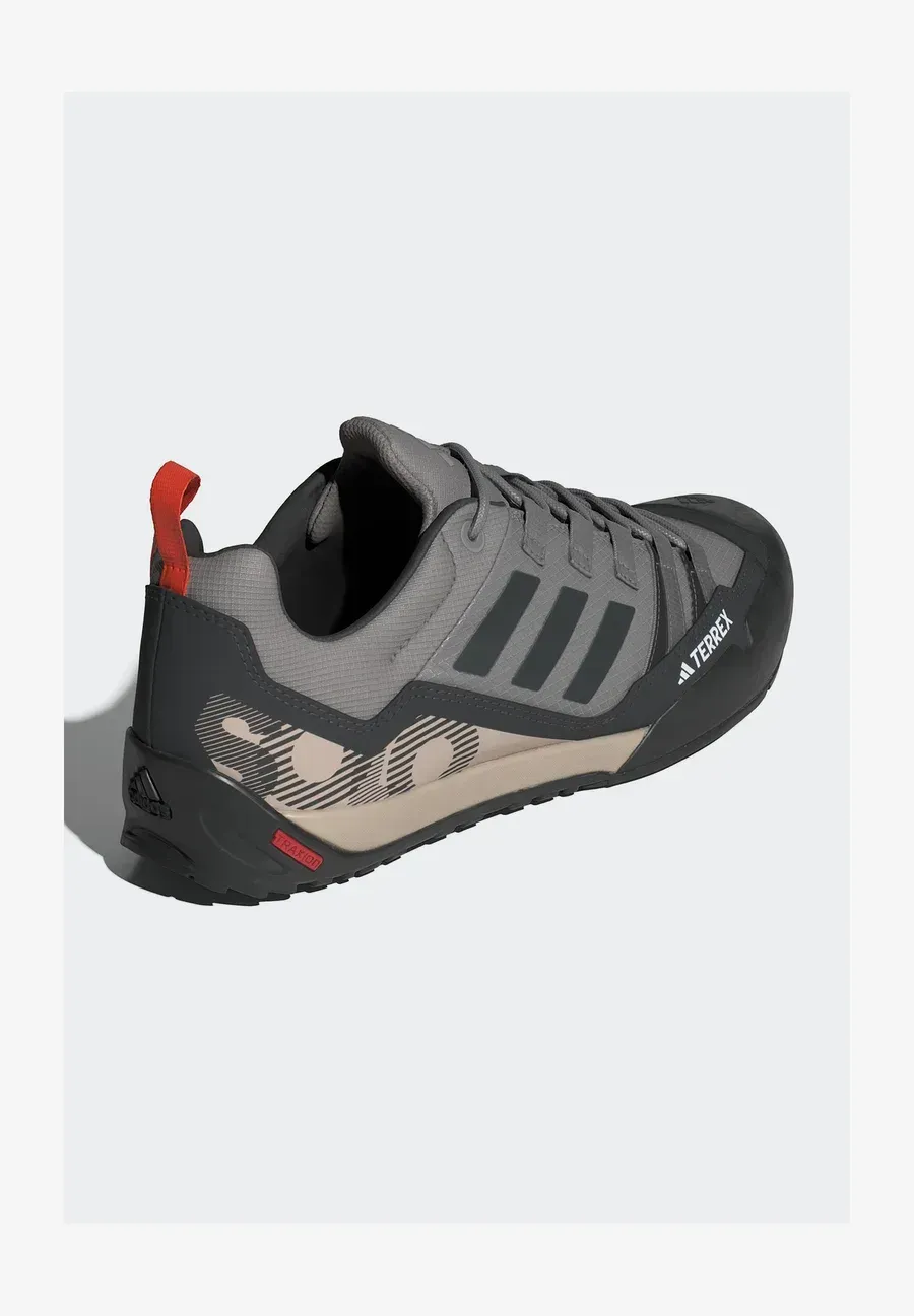 Фото № 4 с приближением к товару «‎TERREX SWIFT SOLO HIKING»