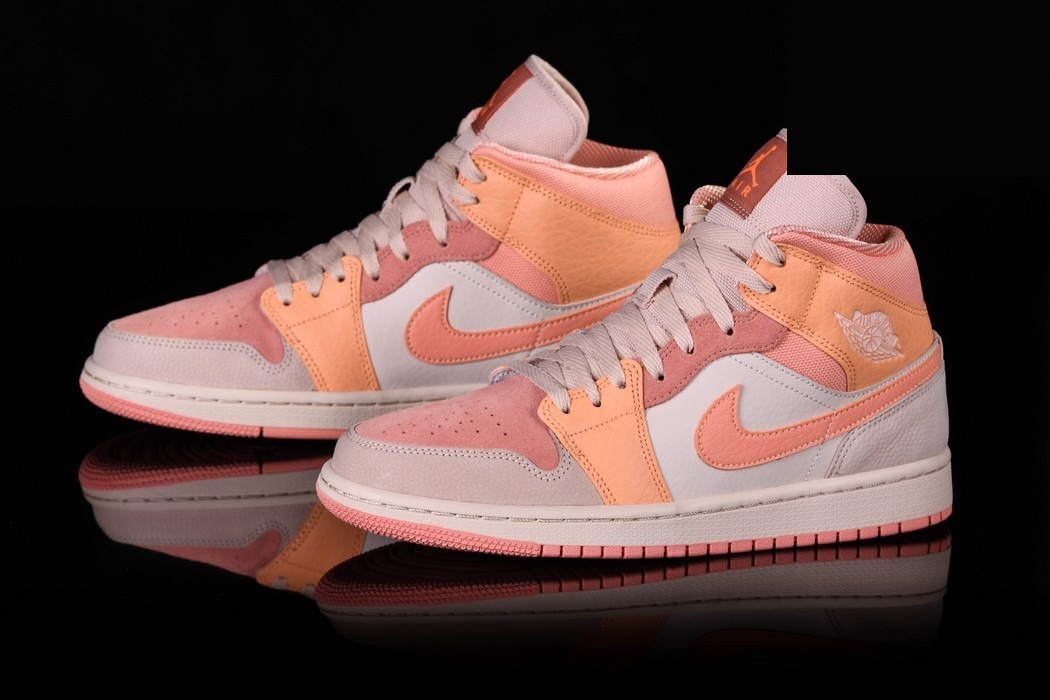 Фото № 2 с приближением к товару «‎Nike Air Jordan 1 Retro SE Wmns Apricot»
