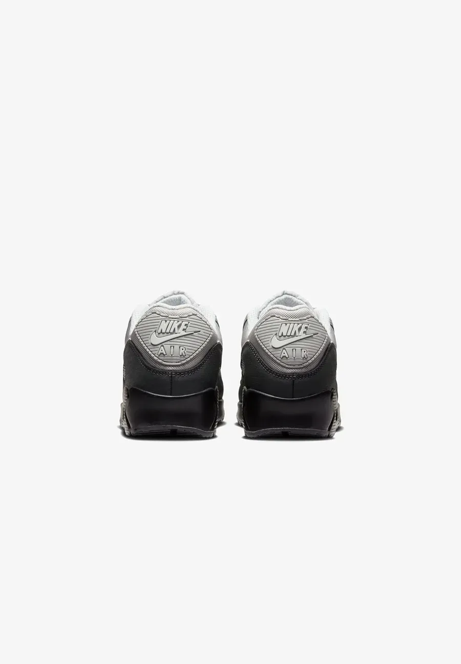 Фото № 4 с приближением к товару «‎AIR MAX»