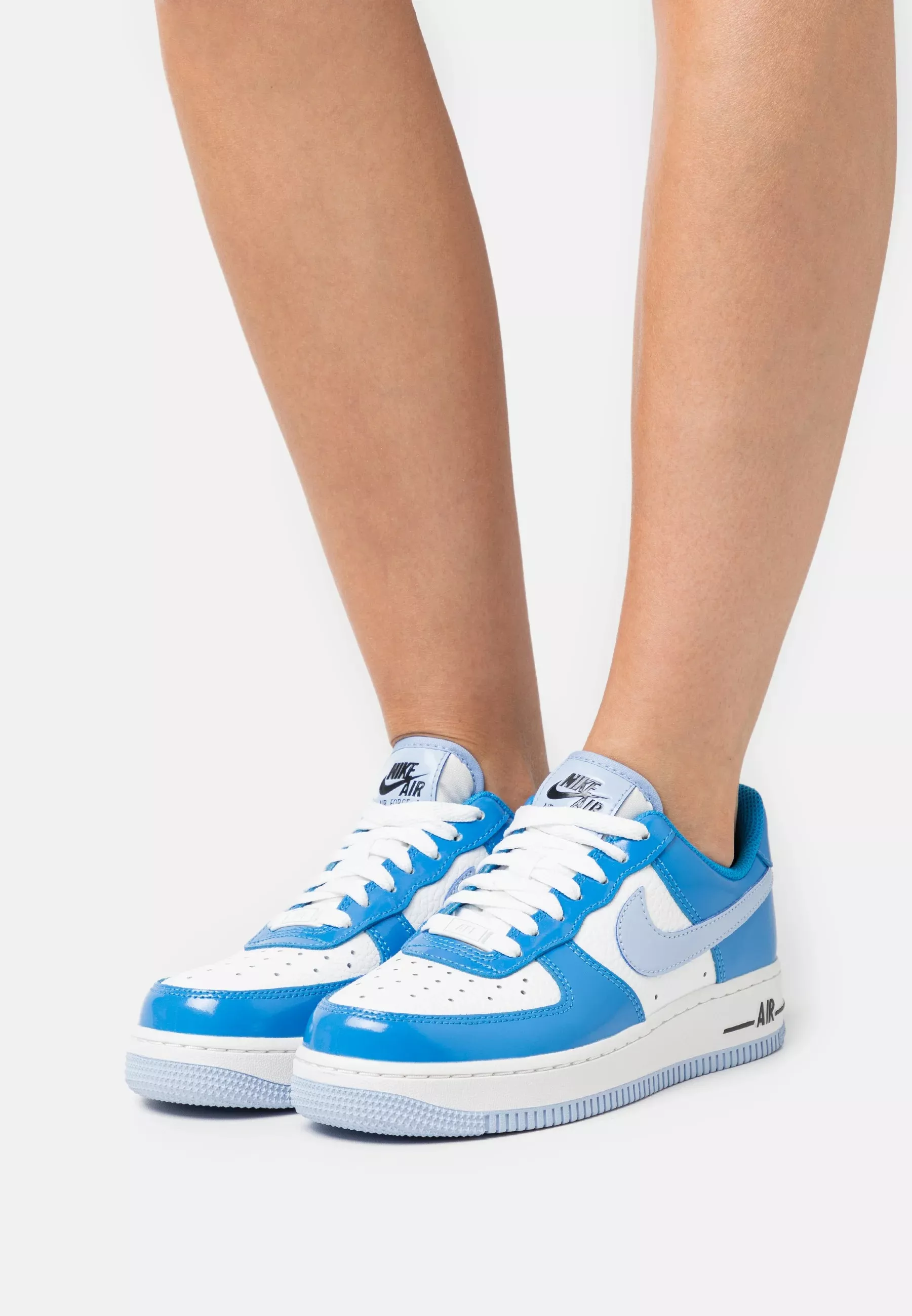 Фото № 1 с приближением к товару «‎WMNS NIKE AIR FORCE 1 07 DP»