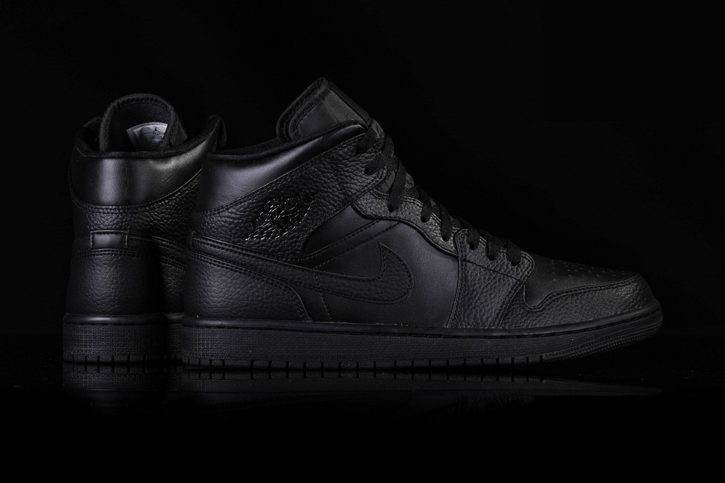 Фото № 3 с приближением к товару «‎Nike Air Jordan 1 Retro Triple»