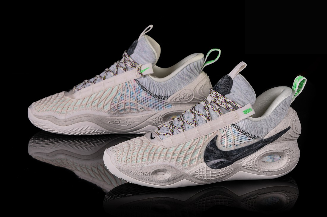 Фото № 2 с приближением к товару «‎ Nike Cosmic Unity Basketball shoes NaturalTotal OrangeGreen Glow»