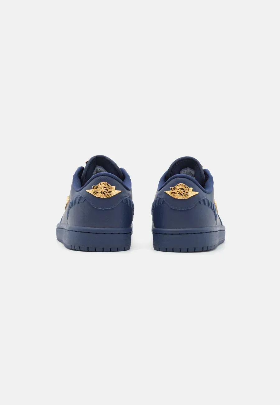 Фото № 2 с приближением к товару «‎AIR JORDAN 1 »