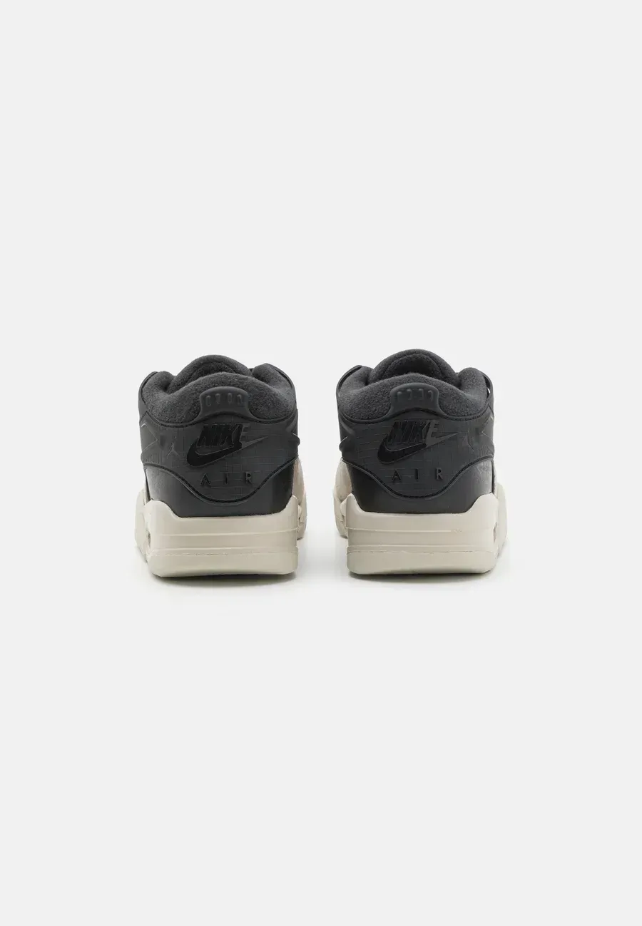 Фото № 3 с приближением к товару «‎AIR JORDAN 4 RM»