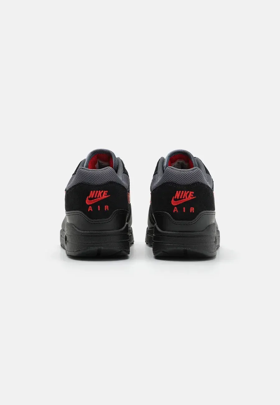 Фото № 3 с приближением к товару «‎AIR MAX 1 »