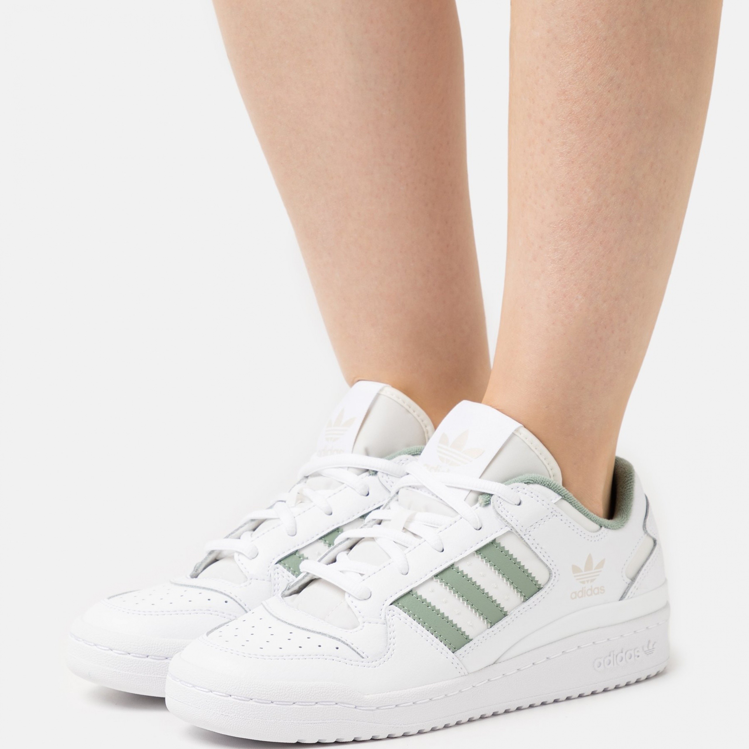 Фото № 2 с приближением к товару «‎Adidas Forum »