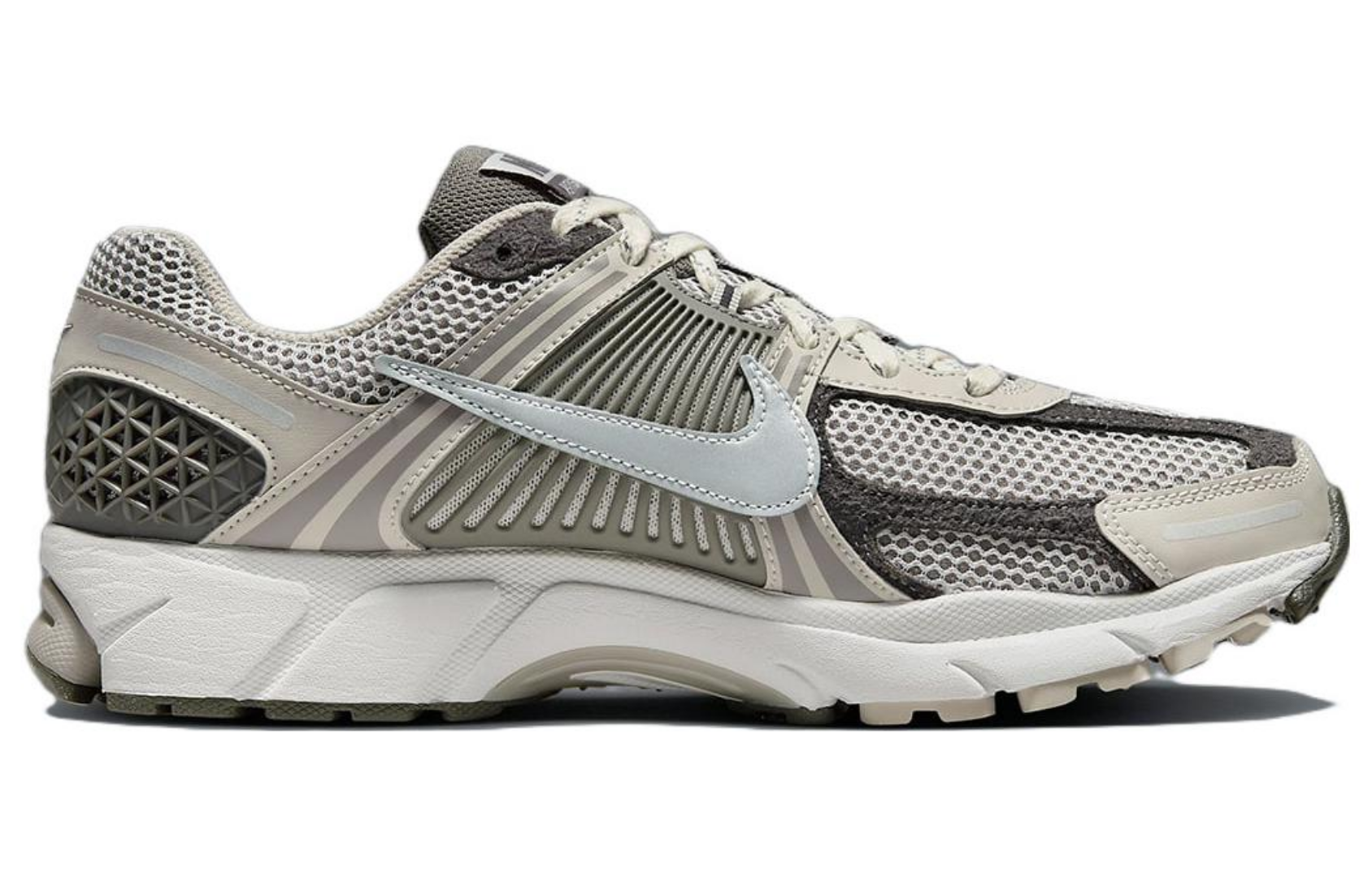 Фото № 2 с приближением к товару «‎ Nike Air Zoom Vomero 5 Running shoes»