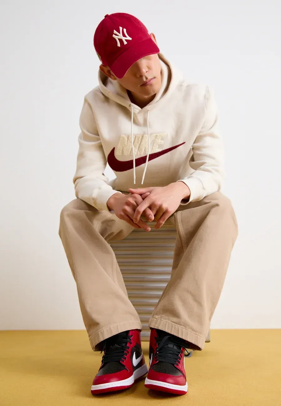 Фото № 3 с приближением к товару «‎AIR JORDAN 1 MID»