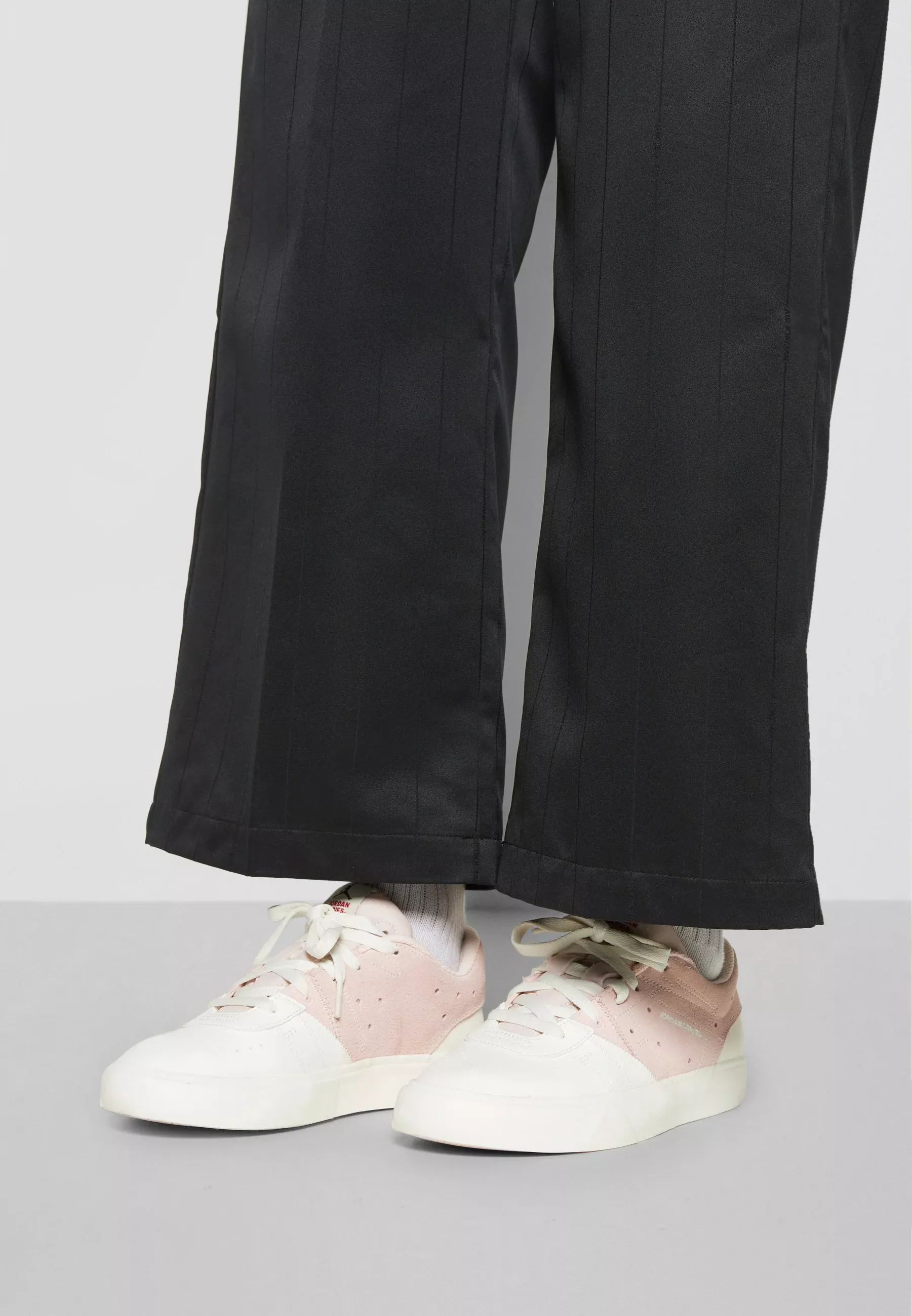 Фото № 4 с приближением к товару «‎WMNS JORDAN SERIES ES»