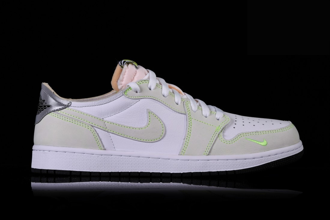Фото № 3 с приближением к товару «‎Nike Air Jordan 1 Low OG Ghost Green»