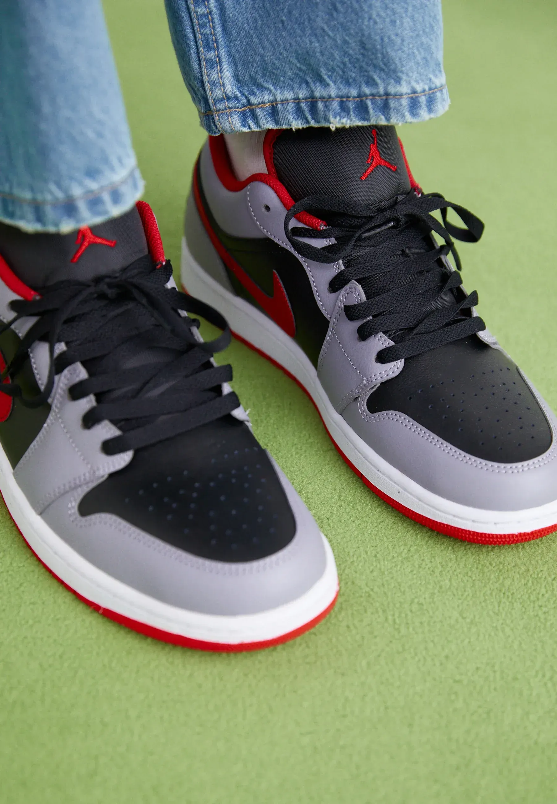 Фото № 2 с приближением к товару «‎AIR JORDAN 1 LOW»