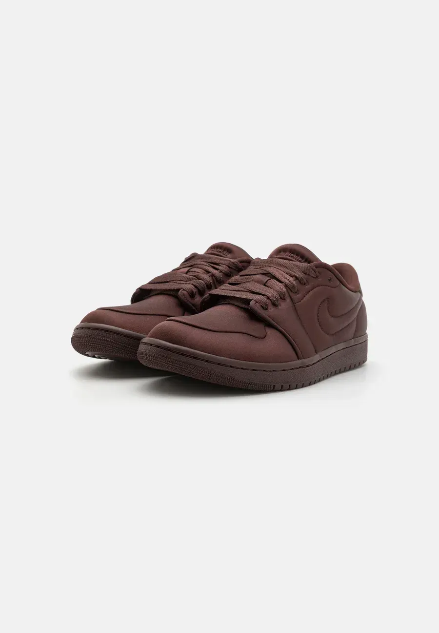 Фото № 2 с приближением к товару «‎AIR JORDAN 1»