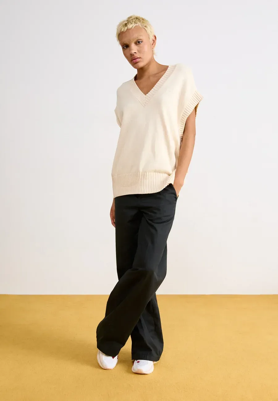 Фото № 3 с приближением к товару «‎ADISTAR CUSHION x HELLO KITTY W»