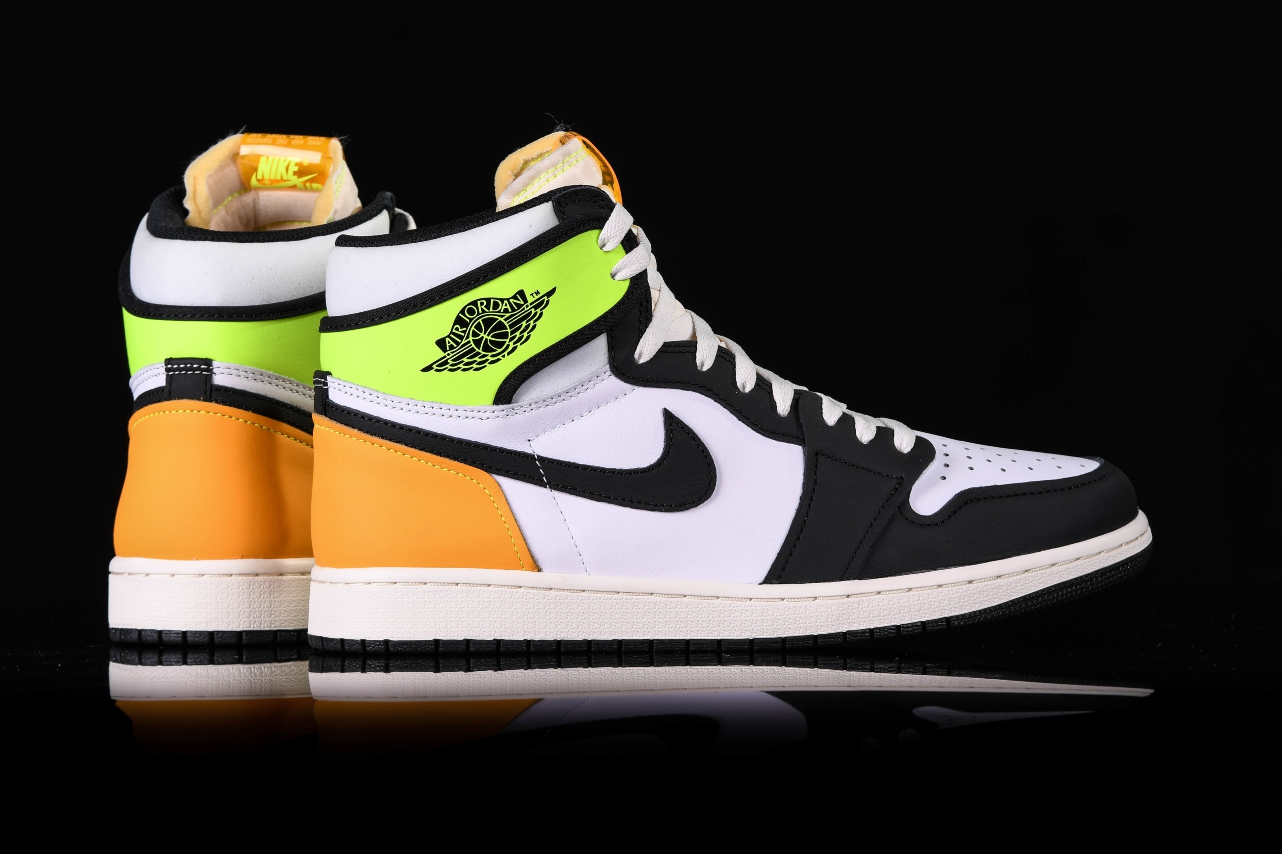 Фото № 4 с приближением к товару «‎Air Jordan 1 Retro High OG 'Volt'»