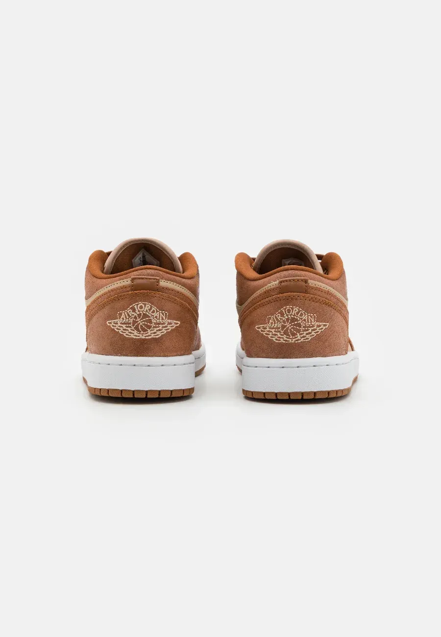 Фото № 3 с приближением к товару «‎AIR JORDAN 1 LOW SE»