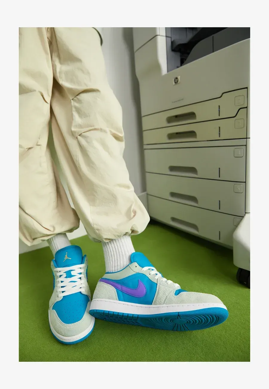 Фото № 2 с приближением к товару «‎AIR JORDAN 1 LOW SE»