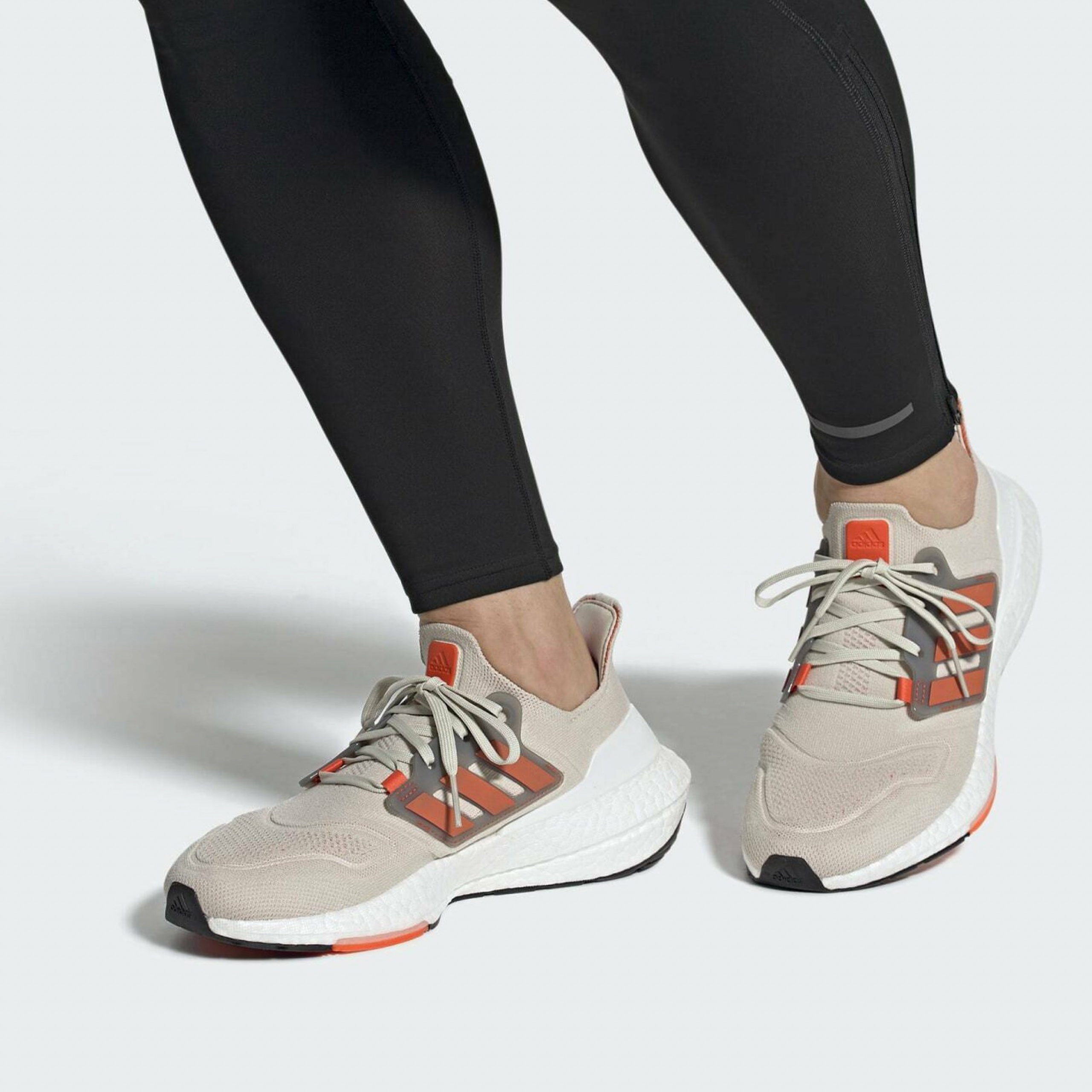 Фото № 1 с приближением к товару «‎Adidas Ultraboost 22»