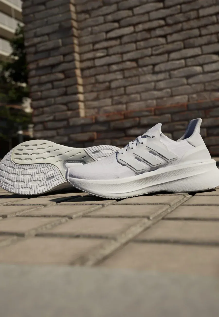 Фото № 3 с приближением к товару «‎ULTRABOOST 5»