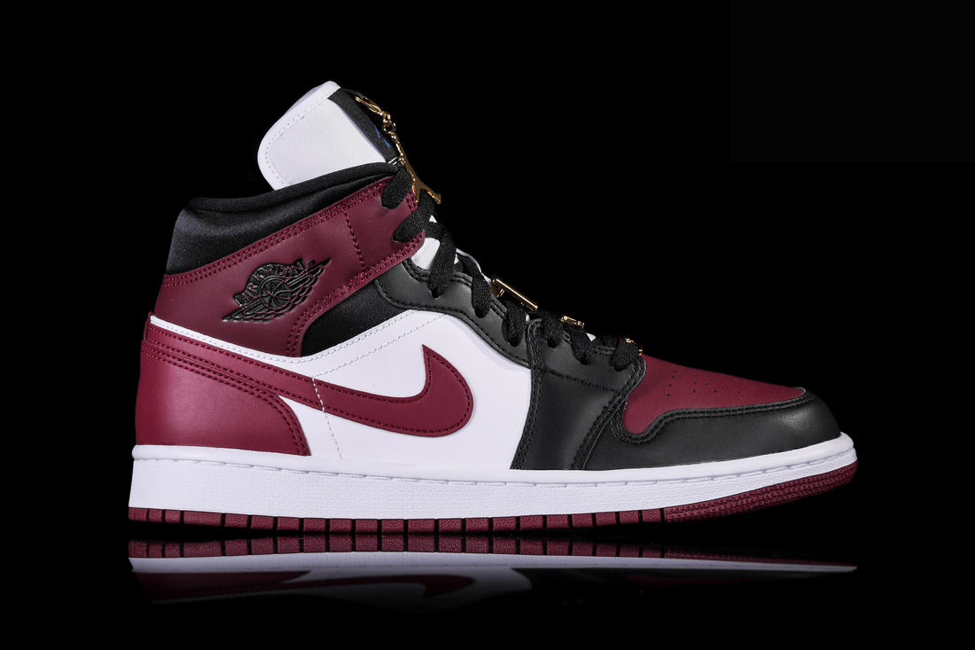 Фото № 2 с приближением к товару «‎Nike Air Jordan 1 Retro SE Wmns Dark Beetroot»