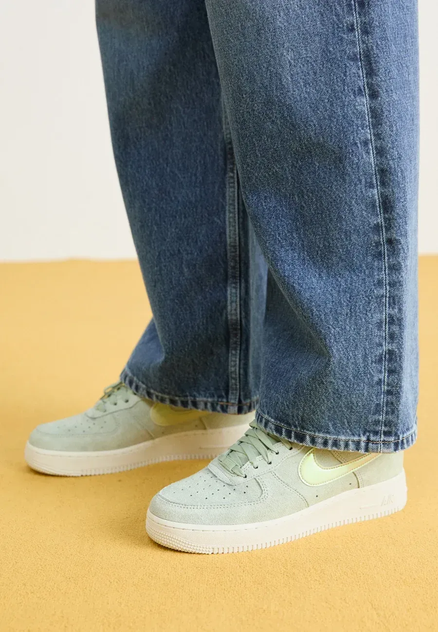 Фото № 2 с приближением к товару «‎AIR FORCE 1 07 SE»