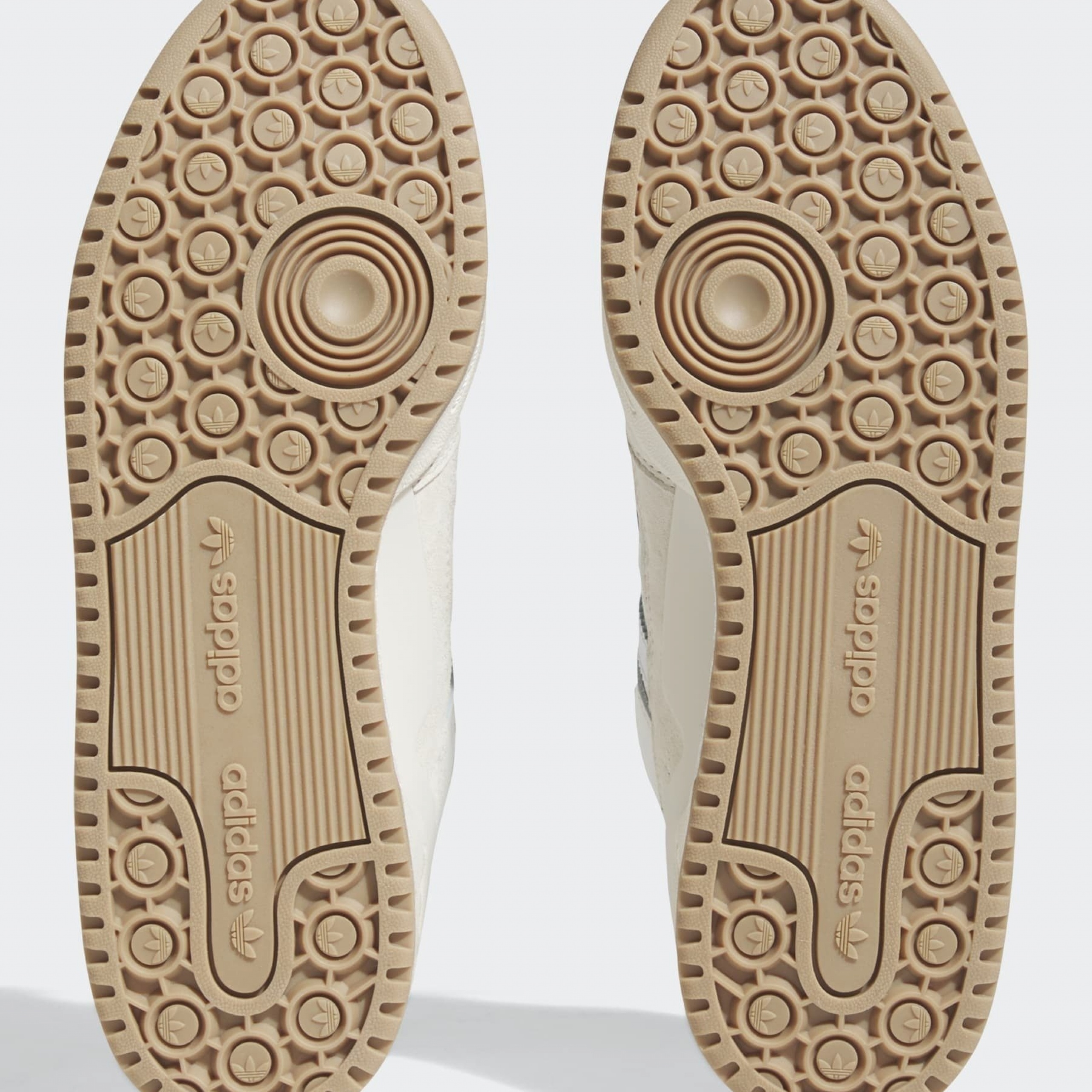 Фото № 3 с приближением к товару «‎Adidas Forum »