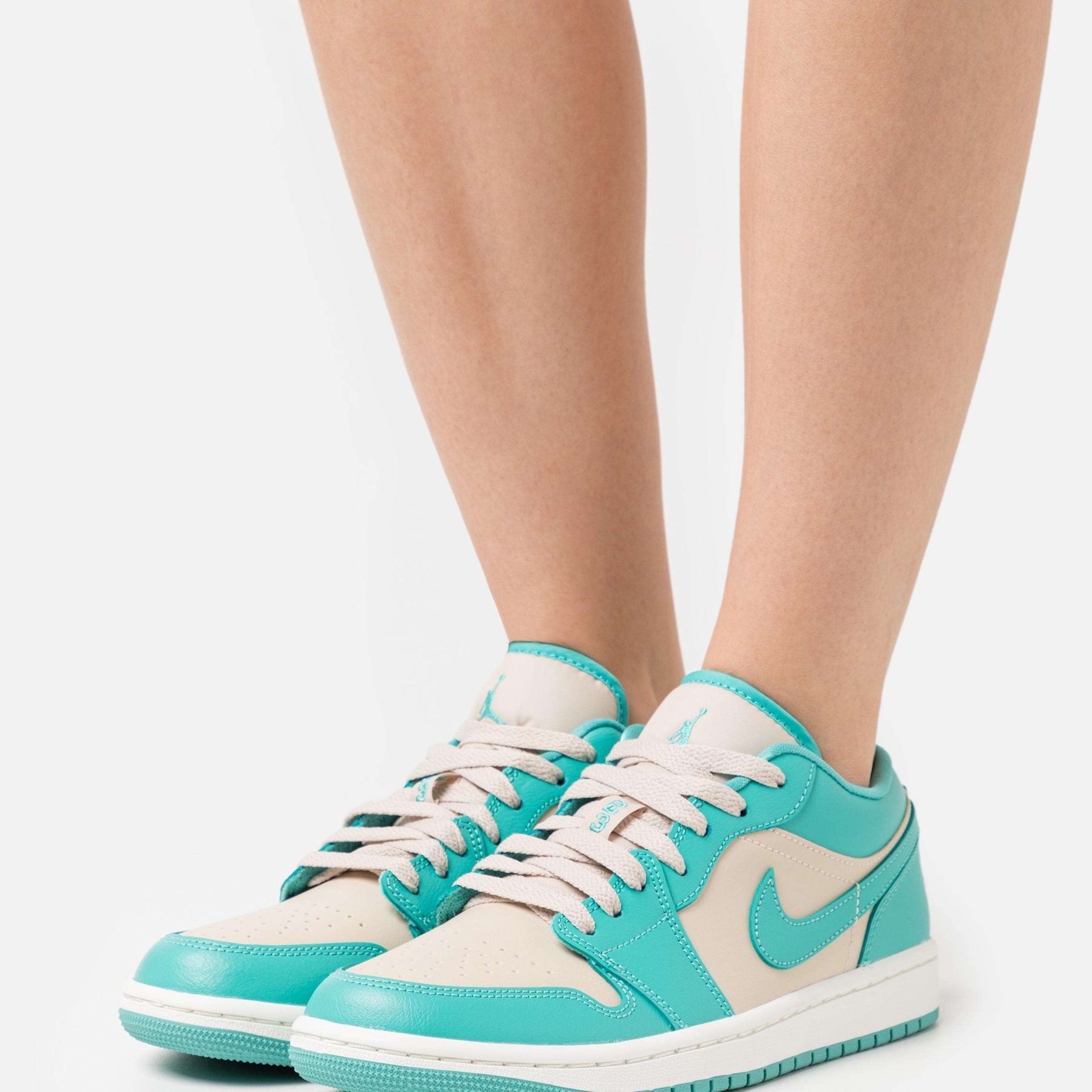 Фото № 2 с приближением к товару «‎Jordan Air 1 »