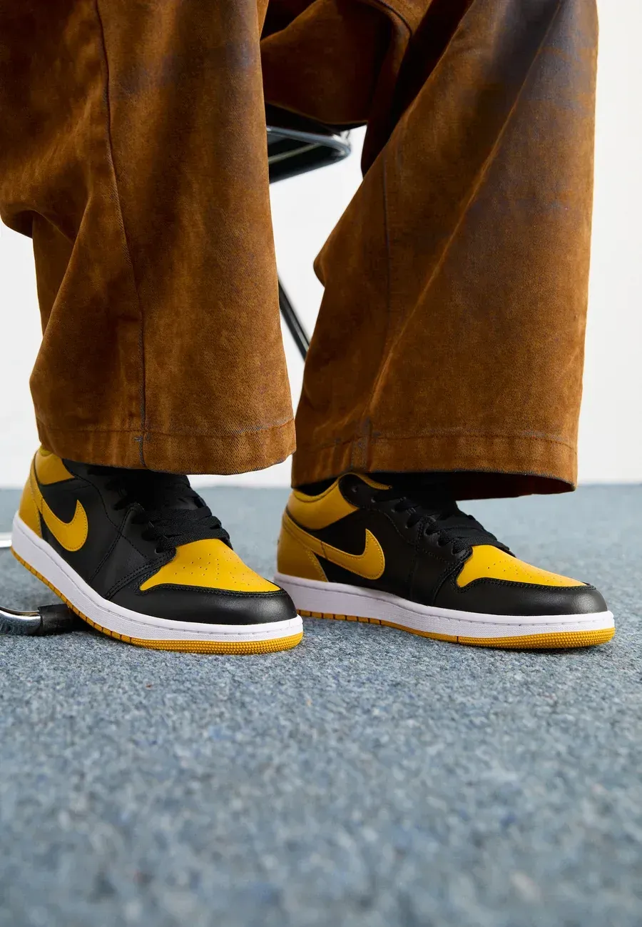 Фото № 2 с приближением к товару «‎AIR JORDAN 1 LOW»