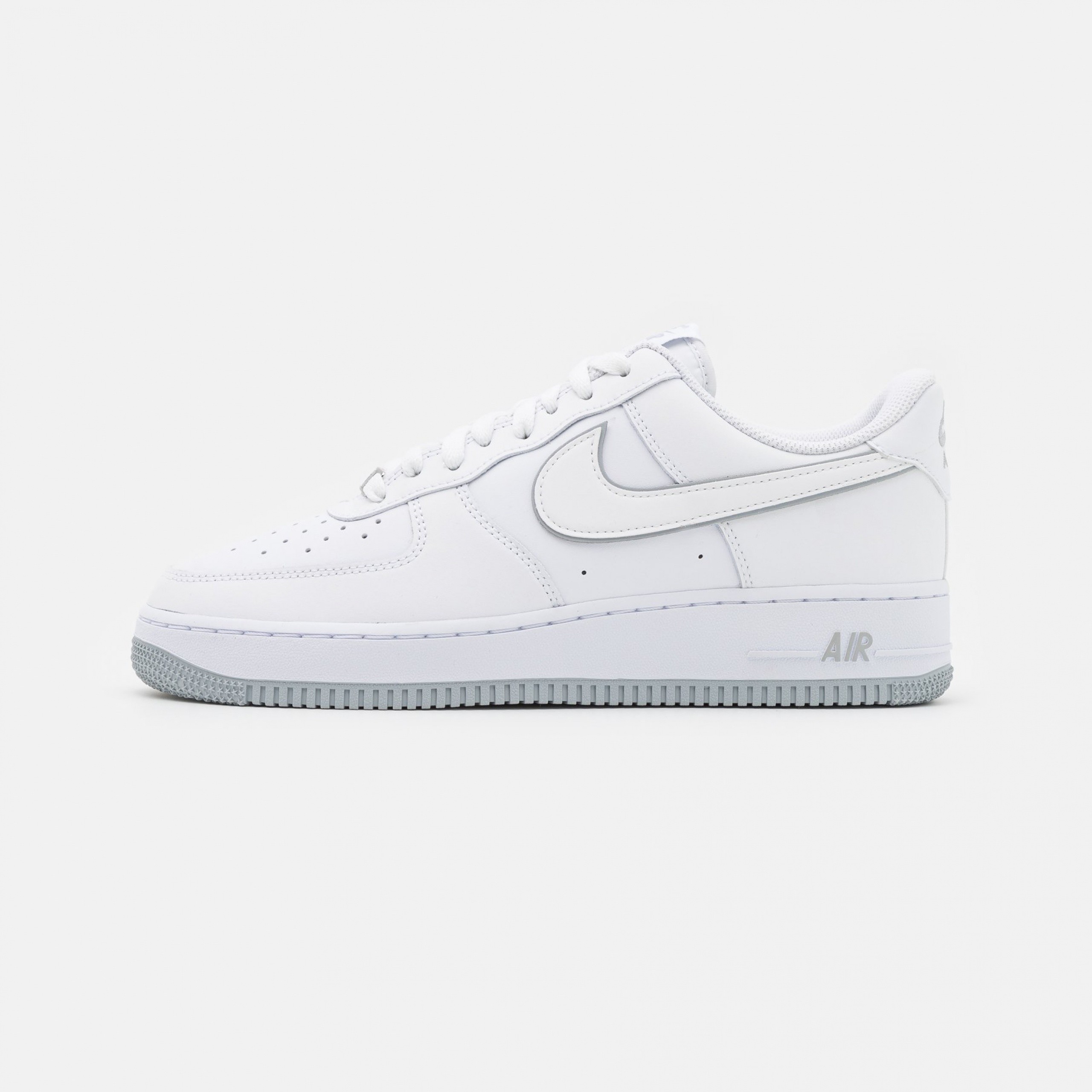 Фото № 1 с приближением к товару «‎Nike Air Force 1 ’07 »