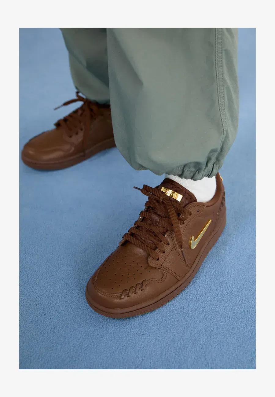 Фото № 4 с приближением к товару «‎AIR JORDAN 1 »