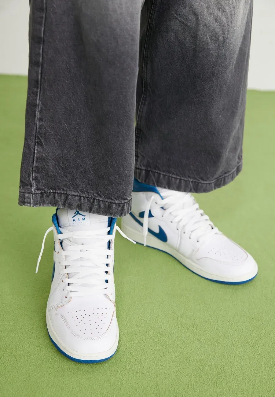 Фото № 2 с приближением к товару «‎AIR JORDAN 1 MID SE»