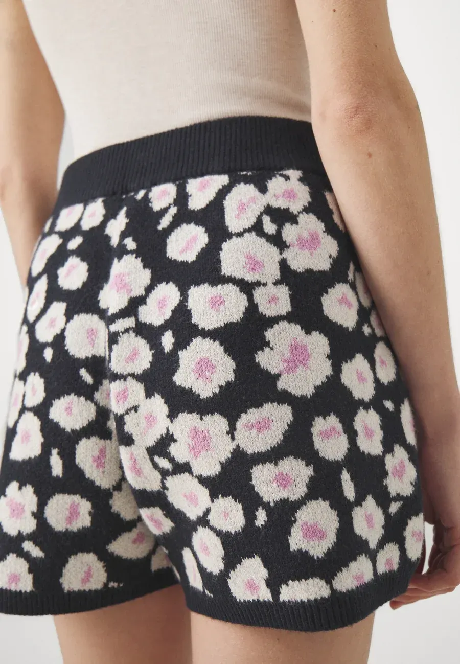 Фото № 4 с приближением к товару «‎SHAINA»