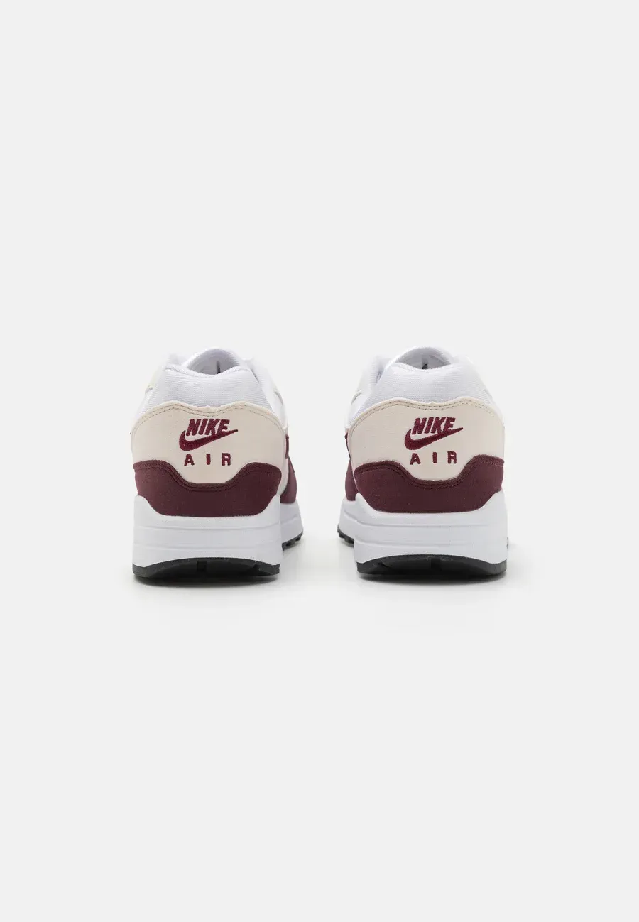 Фото № 3 с приближением к товару «‎AIR MAX»