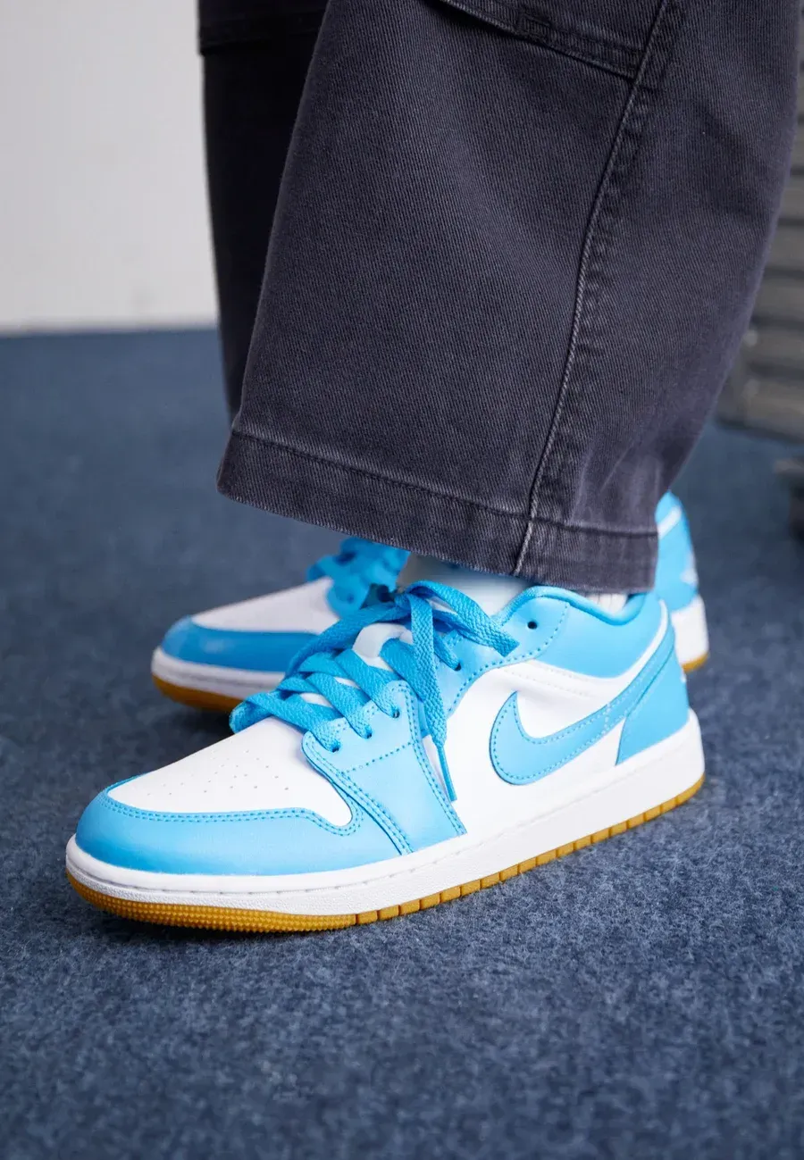 Фото № 2 с приближением к товару «‎AIR JORDAN 1 LOW»