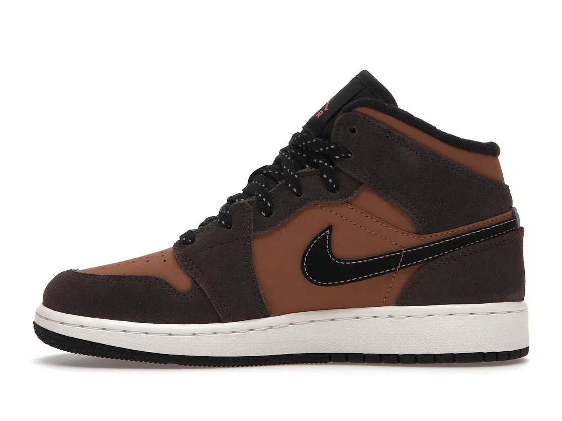 Фото № 3 с приближением к товару «‎Jordan 1 Mid SE Dark Chocolate »