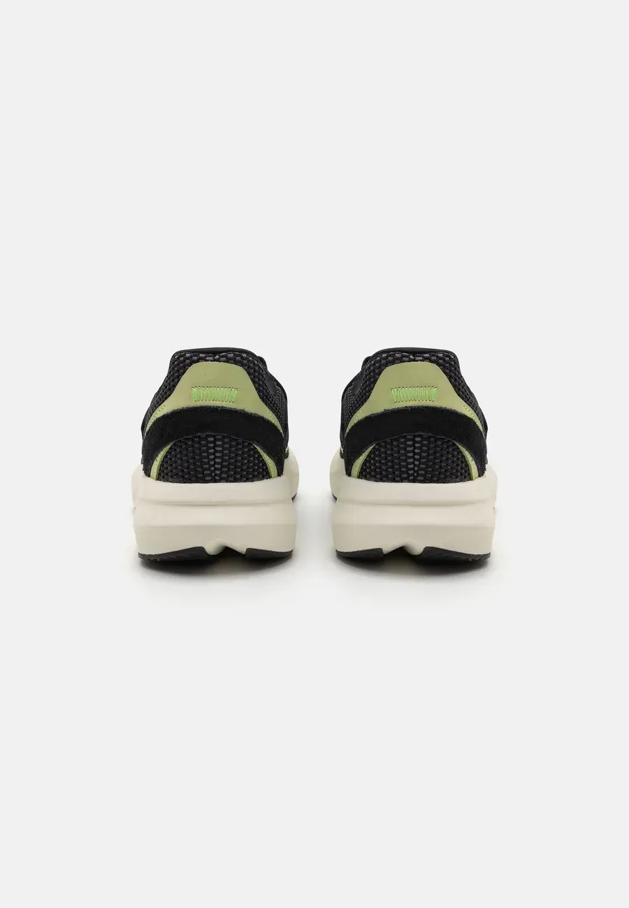 Фото № 3 с приближением к товару «‎LIGHTSTRIDE UNISEX»