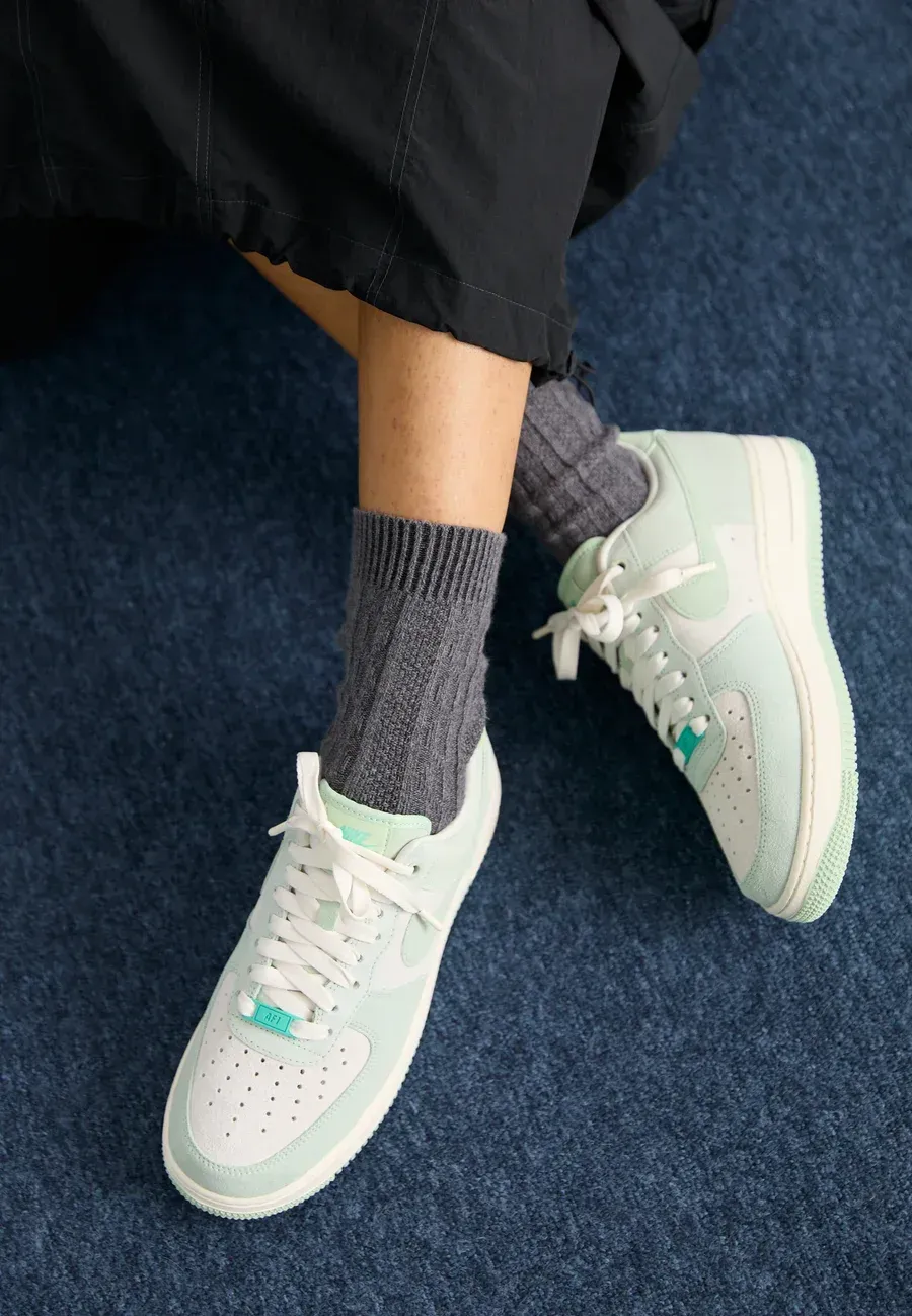 Фото № 3 с приближением к товару «‎AIR FORCE 1 '07»