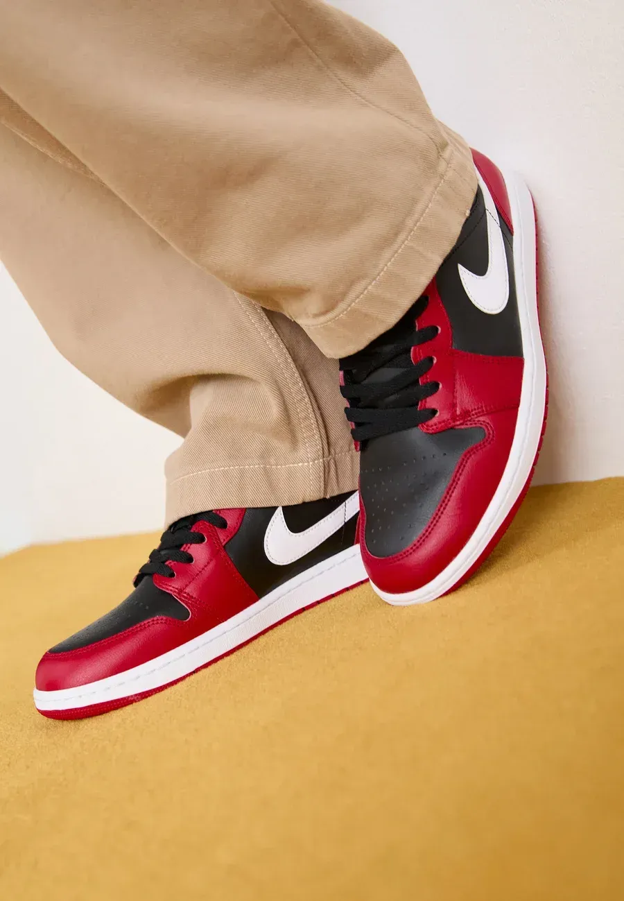 Фото № 1 с приближением к товару «‎AIR JORDAN 1 MID»