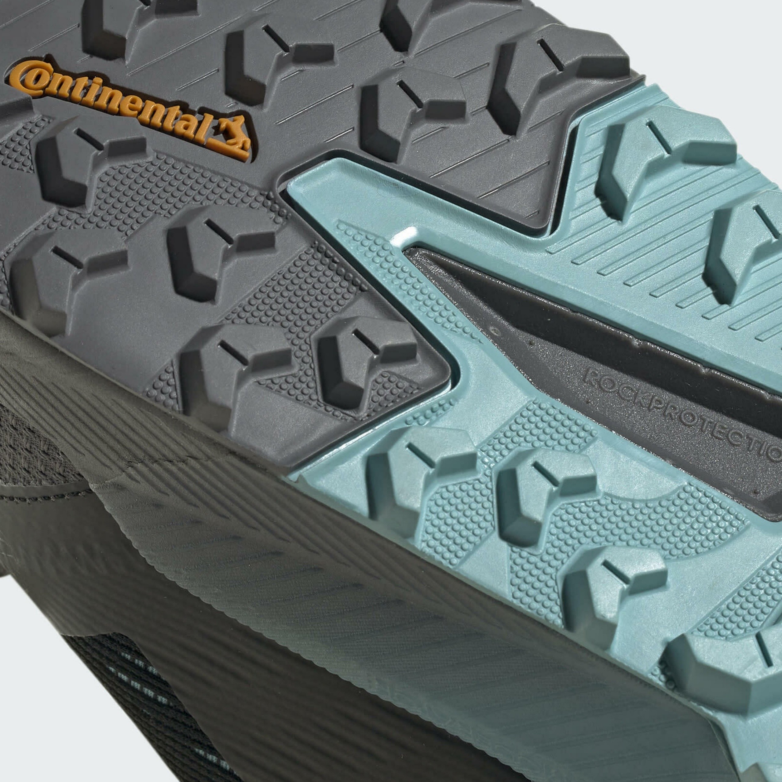 Фото № 3 с приближением к товару «‎Adidas »