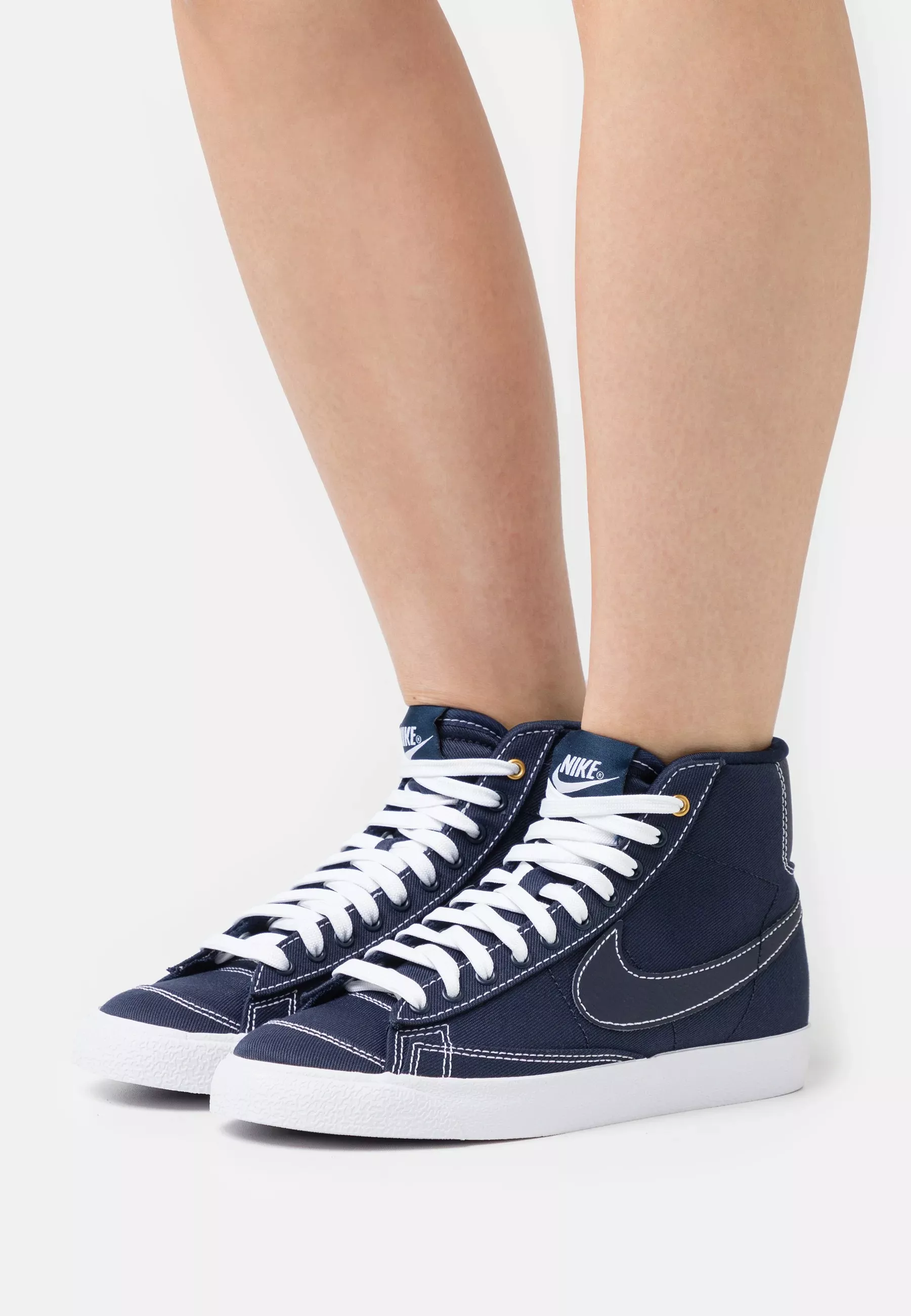 Фото № 4 с приближением к товару «‎BLAZER MID 77 »