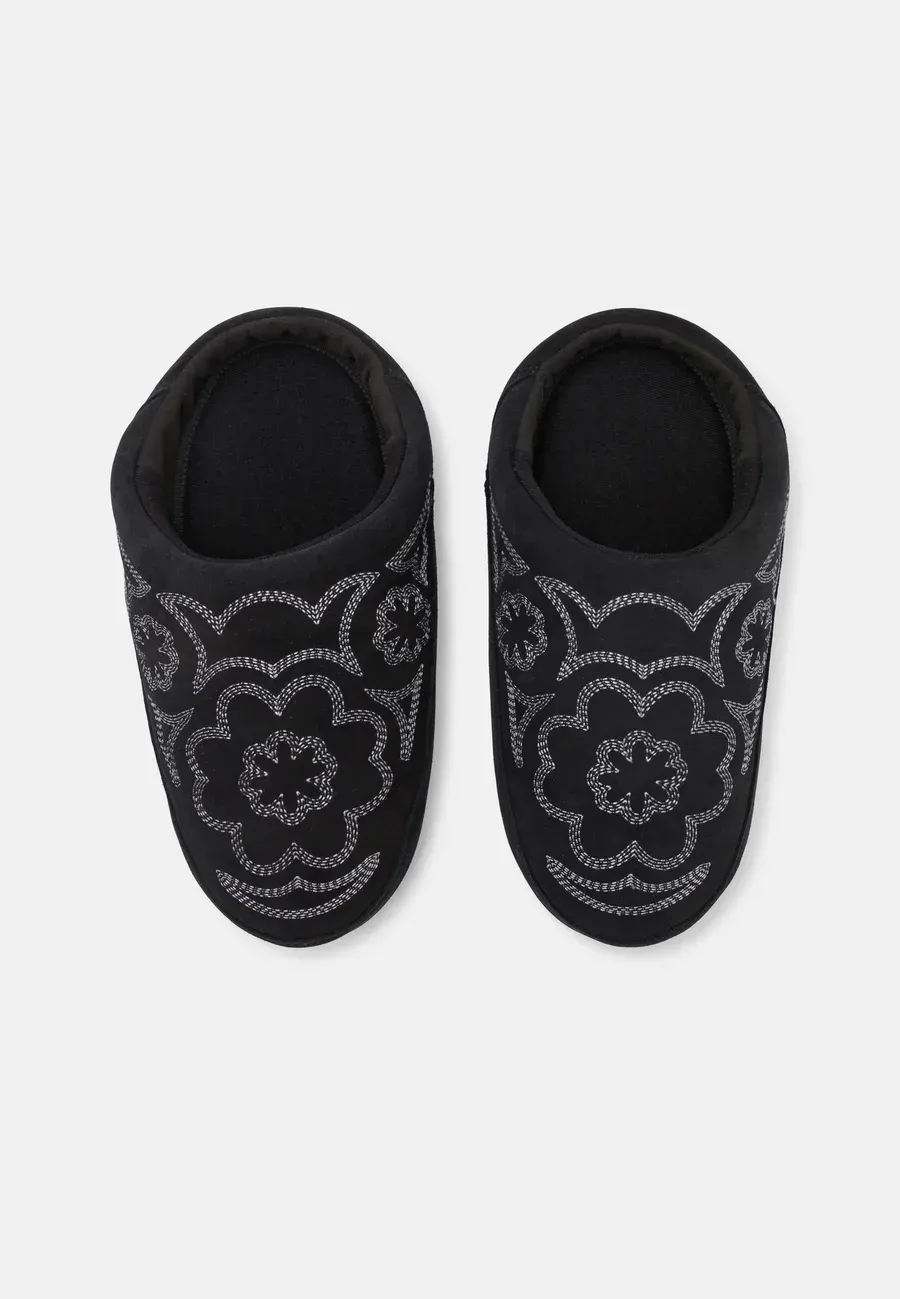 Фото № 4 с приближением к товару «‎MULE EMBROIDERED UNISEX»
