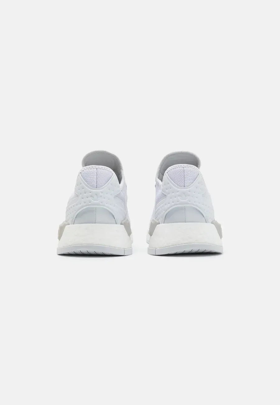 Фото № 4 с приближением к товару «‎NMD»