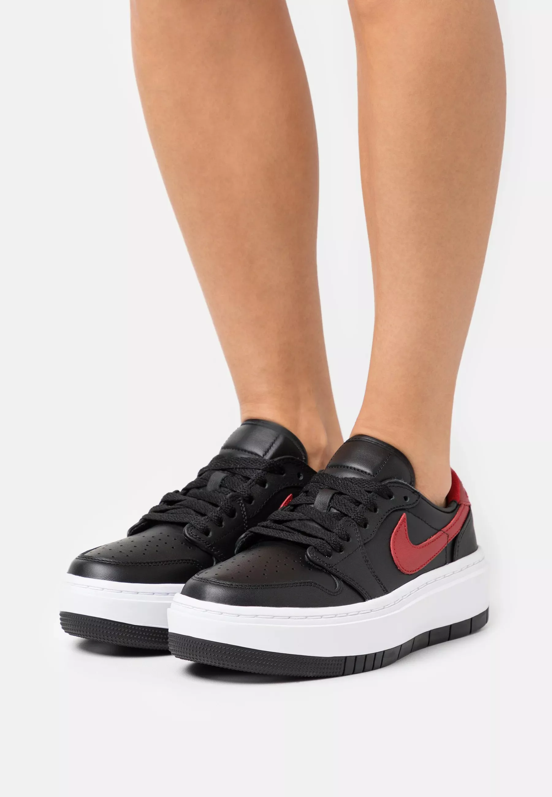 Фото № 1 с приближением к товару «‎AIR JORDAN 1 ELEVATE»