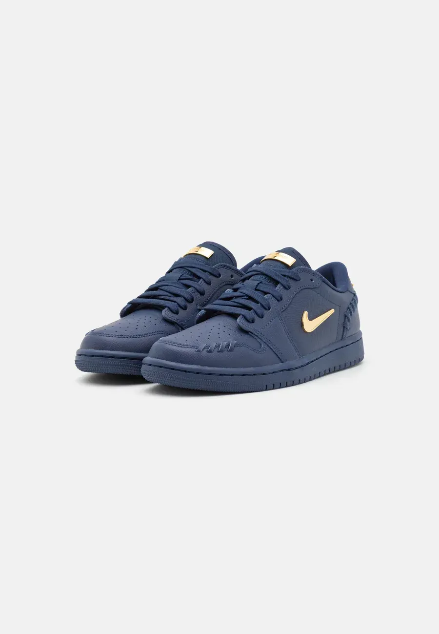 Фото № 1 с приближением к товару «‎AIR JORDAN 1 »