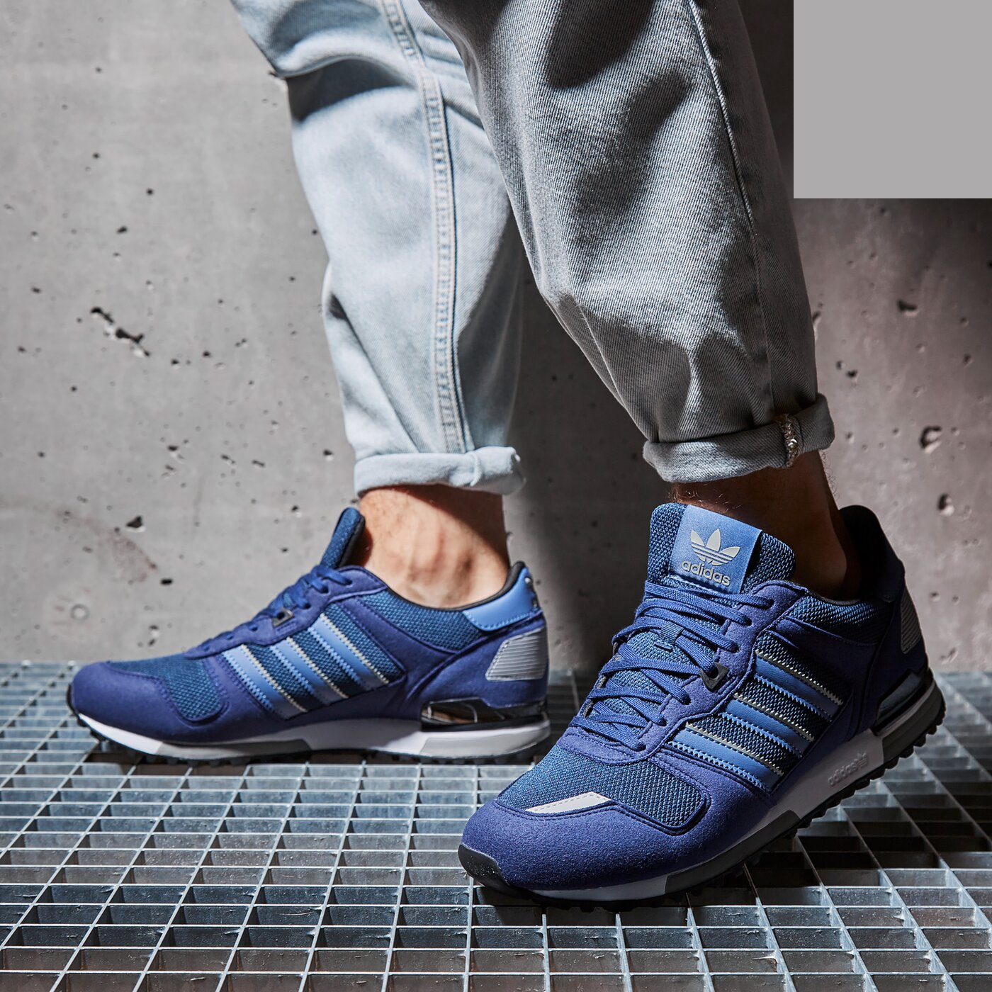 Фото № 4 с приближением к товару «‎adidas originals ZX 700 BlueWhite»