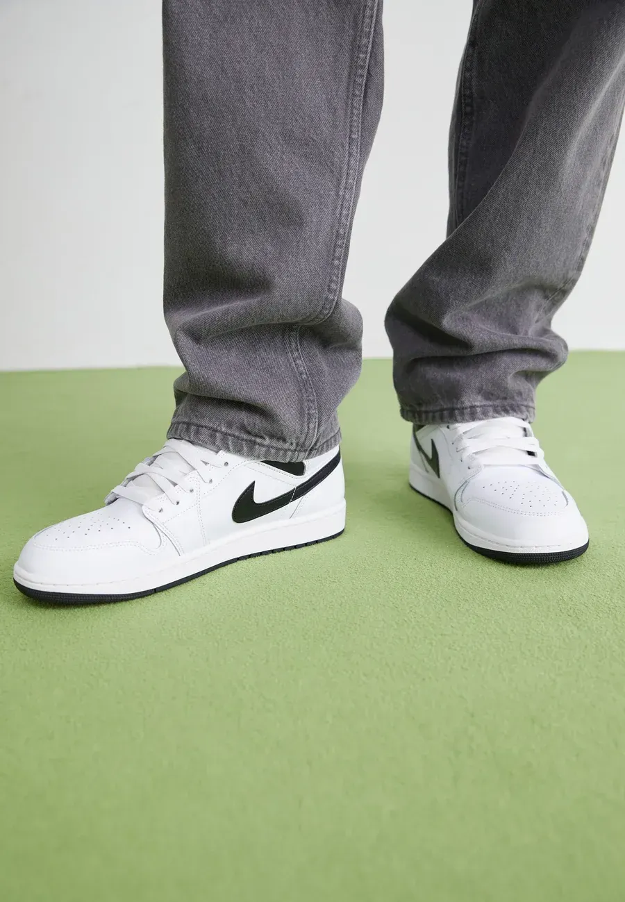Фото № 2 с приближением к товару «‎AIR JORDAN 1 MID»
