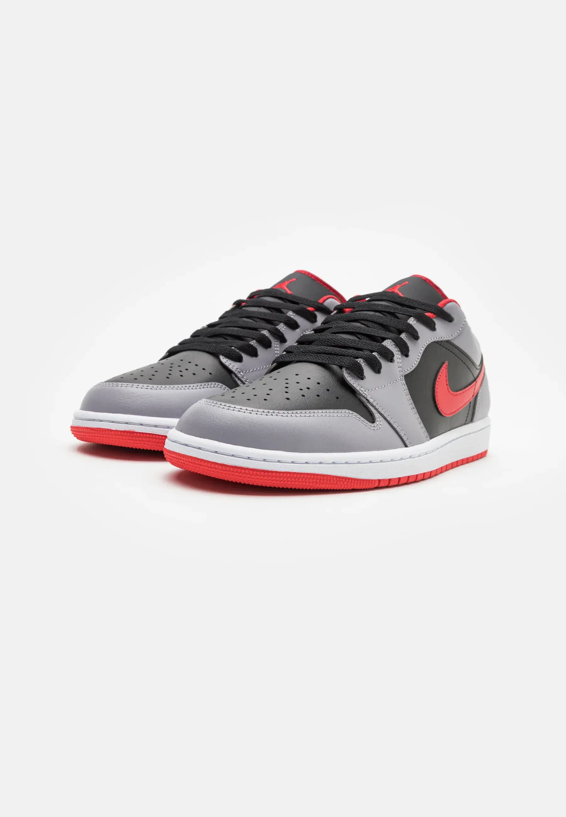 Фото № 4 с приближением к товару «‎AIR JORDAN 1 LOW»