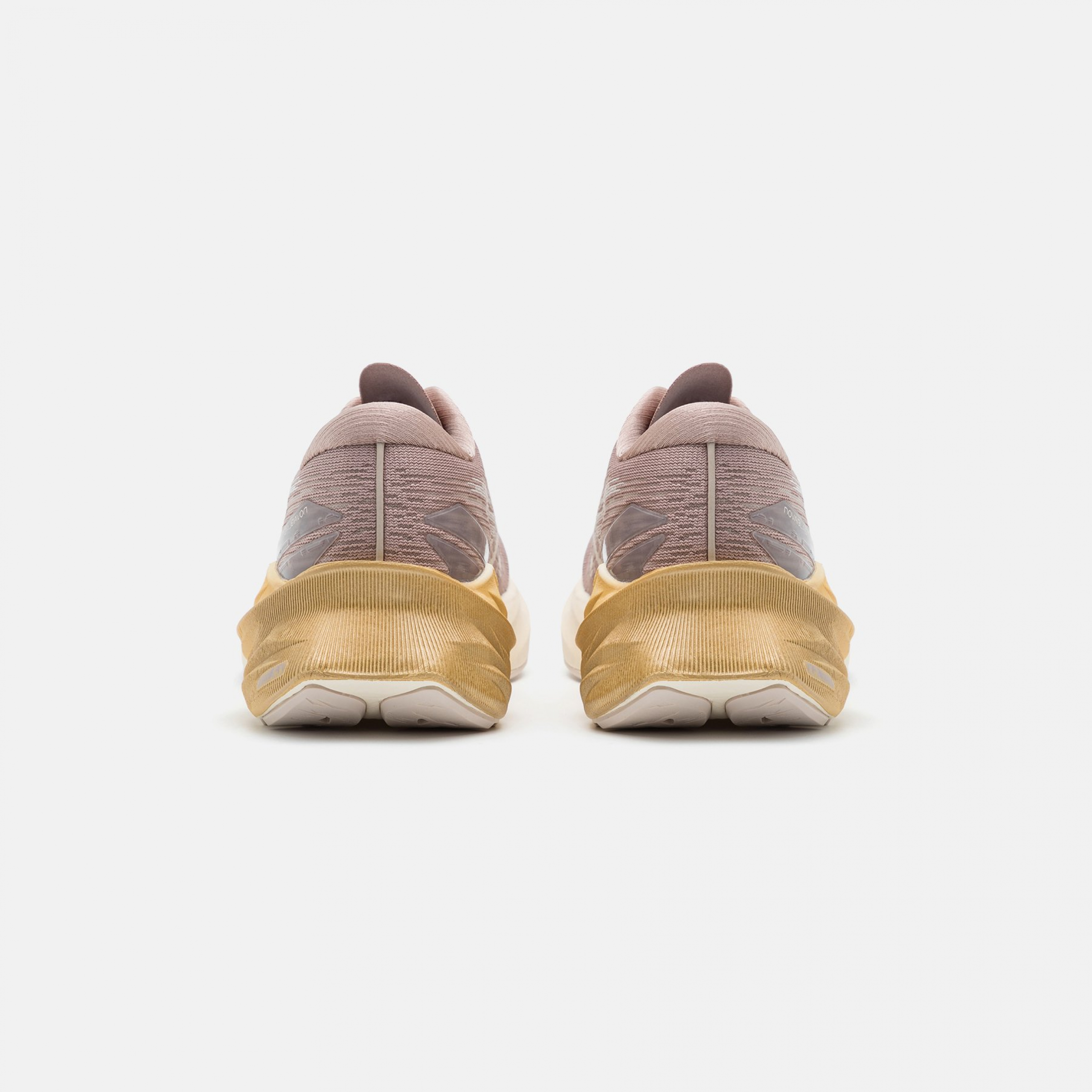 Фото № 3 с приближением к товару «‎Asics Novablast 3»